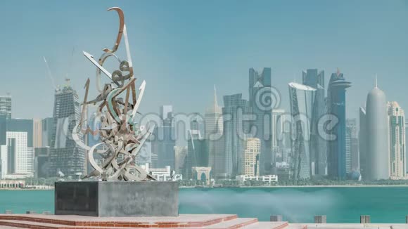 卡塔尔多哈时代康尼切的书法雕塑视频的预览图