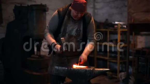 铁匠正在锤马蹄铁视频的预览图
