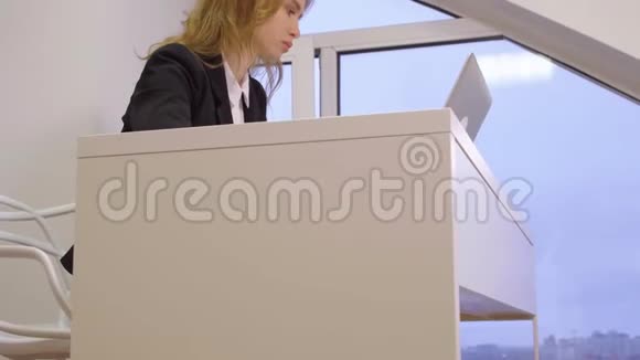 年轻的商务女性使用笔记本电脑在商务办公室工作视频的预览图
