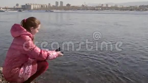 女人扔下一块石头视频的预览图