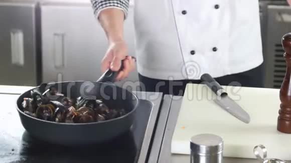 厨师煮贻贝煎锅视频的预览图