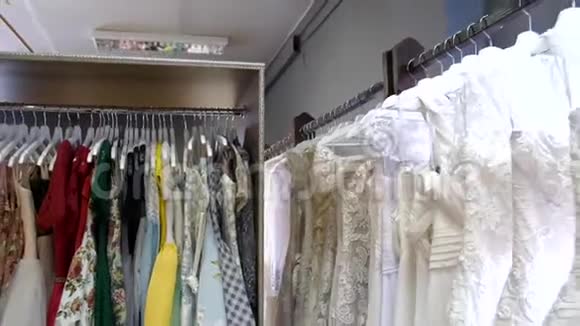 晚礼服和婚纱挂在婚礼沙龙里视频的预览图