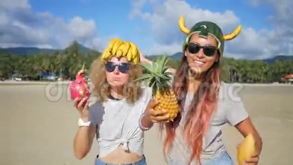 两个无忧无虑的年轻女孩在海滩上嬉戏和奇异的泰国水果跳舞纯素舞蹈泰国潘根高清视频的预览图