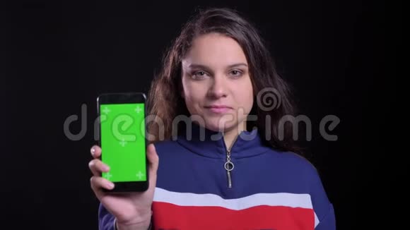 成年白种人女性的特写肖像用绿色屏幕显示手机背景镜头视频的预览图