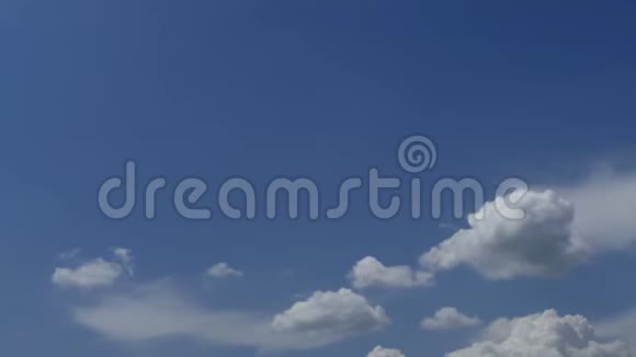 白积云在蓝天上飘散视频的预览图