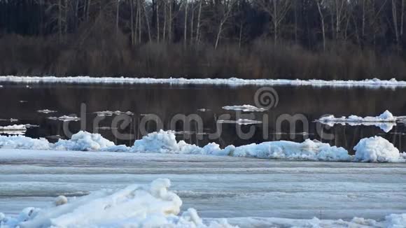 戴伯克河上的冰漂冰浮在春天或初冬视频的预览图