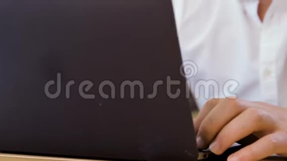 小企业主在笔记本电脑上工作视频的预览图