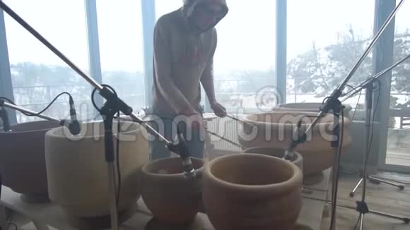 概念音乐男性鼓手在陶罐上演奏视频的预览图