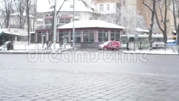冬天站在公共汽车站的人模糊不清视频的预览图