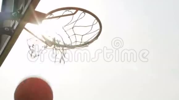 篮球从网上摔下来视频的预览图