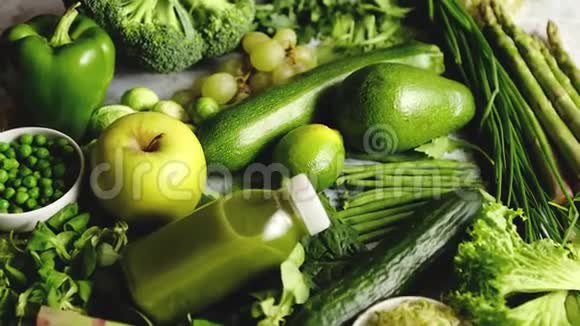 绿色抗氧化有机蔬菜水果和草药放置在灰色石头上视频的预览图