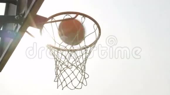 篮球从网上摔下来视频的预览图