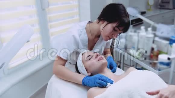 专业美容师清洁病人的脸从有机美容面具护肤活力健康视频的预览图