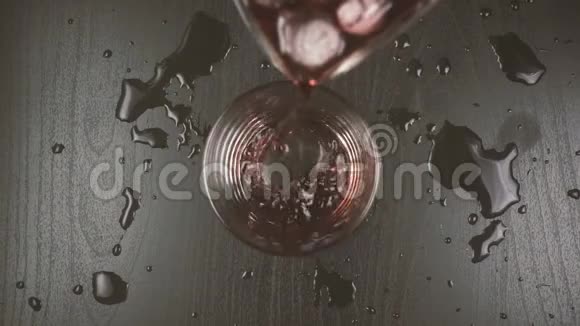 用水和冰稀释的红酒倒入玻璃杯中视频的预览图
