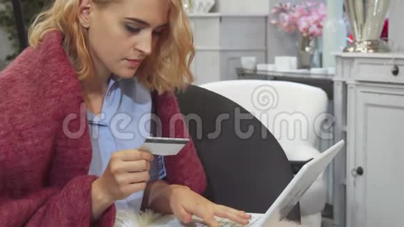 女孩用信用卡付款视频的预览图
