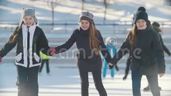 两个十几岁的女朋友互相拉着手溜冰视频的预览图