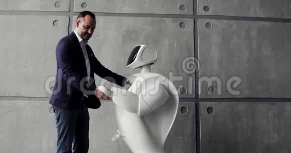 今天的控制系统现代机器人技术人形自主机器人一个使用触摸屏的人高科技视频的预览图
