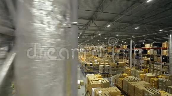 在工厂无人机视图中仓库高架上有货物的箱子视频的预览图