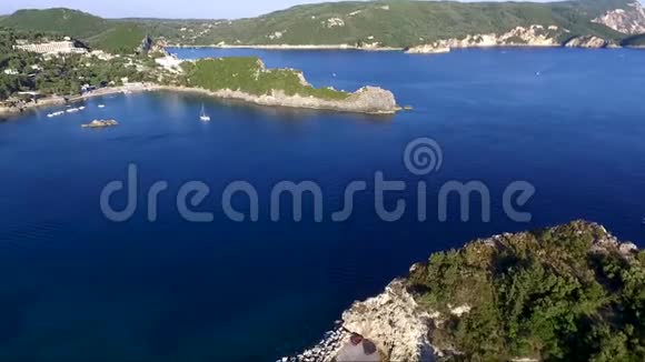在古洛卡斯特利察地区的希腊科孚岛的鸟瞰图用无人驾驶飞机前进视频的预览图