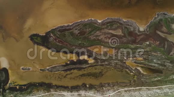 令人惊叹的风景如画的黑岛棕色的地球和黄色的水库肮脏的水覆盖着热带视频的预览图