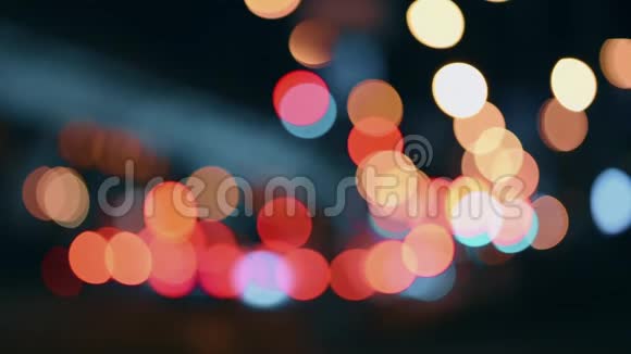 夜城的灯火在繁忙的高速公路上分散了车辆的行驶视频的预览图
