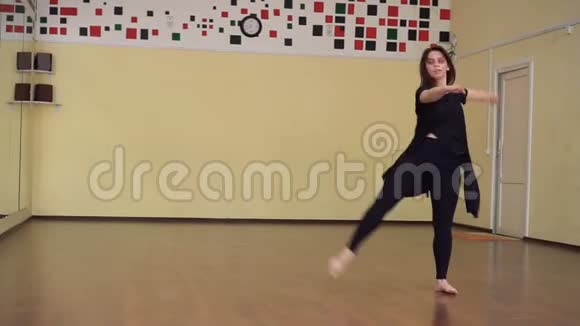 跳舞在运动中的舞者现代舞蹈风格那个女孩以当代风格跳舞培训舞蹈课视频的预览图