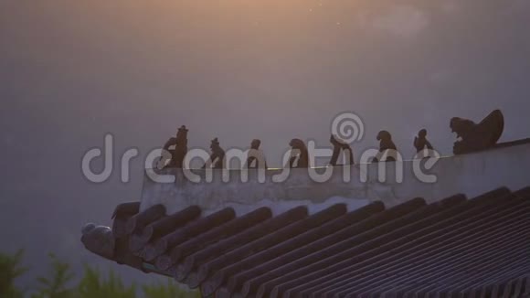 日落时的韩国传统建筑视频的预览图