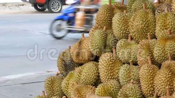 榴莲在一家街头商店的柜台上泰国和亚洲的异国水果泰国水果之王热带视频的预览图