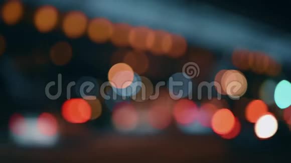 夜城的灯火在繁忙的高速公路上分散了车辆的行驶视频的预览图