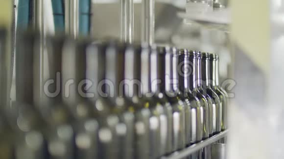 在一个装瓶工厂里装满橄榄油视频的预览图
