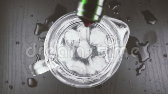 红酒倒入一个装有水和冰的装饰器视频的预览图
