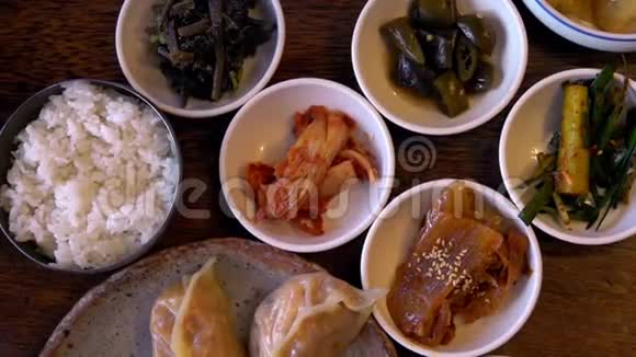 吃泡菜传统韩国菜与小面菜一起吃亚洲正宗美食视频的预览图