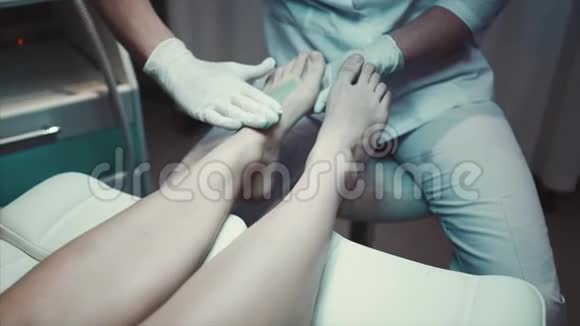 足部按摩病人的足部按摩视频的预览图