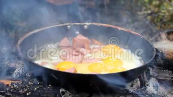 一种不寻常的生火煮鸡蛋的方法视频的预览图