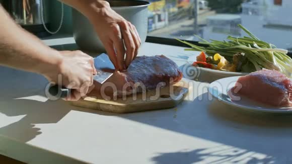 为橱窗提供美味菜肴的人肉准备视频的预览图