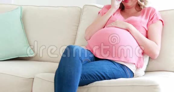 孕妇在哭视频的预览图