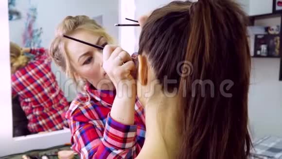化妆师在工作化妆模特视频的预览图