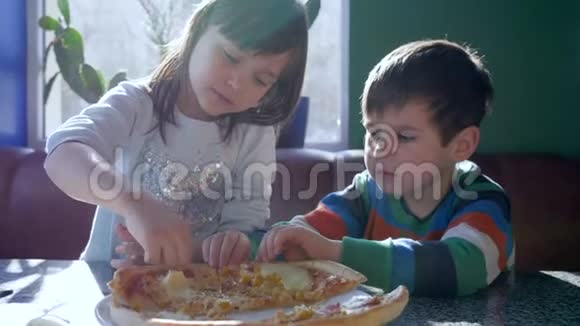 吃垃圾食品姐姐和哥哥在窗口附近的咖啡馆吃快餐视频的预览图