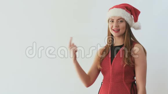 戴红帽子的漂亮女孩在白色背景下手上有5个视频的预览图