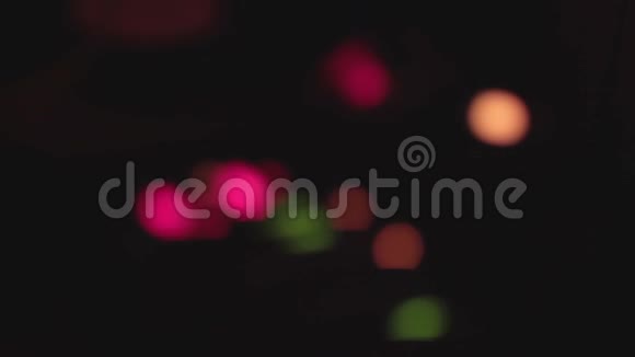 DJ专业音响设备的散焦灯光在晚会上播放音乐视频的预览图
