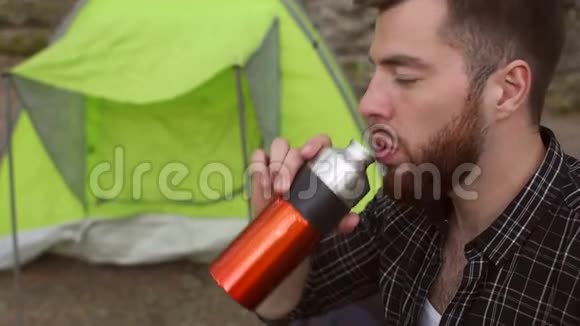 高加索男性游客喝水特写视频的预览图