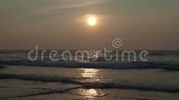 太阳落在印度洋的岸边日落4K视频的预览图