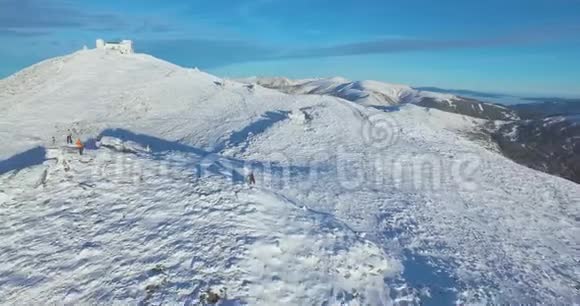 这座山上覆盖着雪无人机飞回来拍山视频的预览图