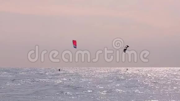 两个人在海上从事风筝冲浪极限休息积极娱乐海上休息视频的预览图