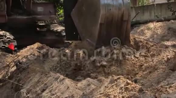 挖掘机桶挖掘地球视频的预览图