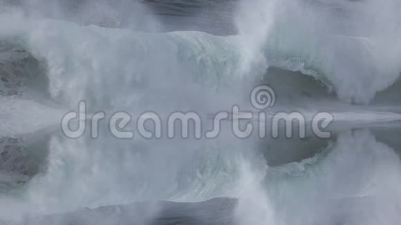狂野的波浪反射过来视频的预览图