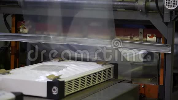 现代工厂供暖散热器现代机器人包装生产线视频的预览图