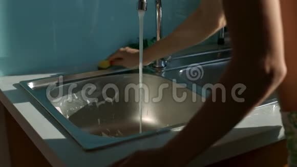 女孩子在厨房里洗肥皂水视频的预览图