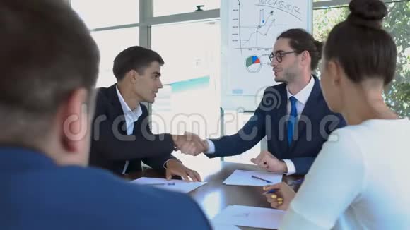 两个商人在成功的交易中握手视频的预览图