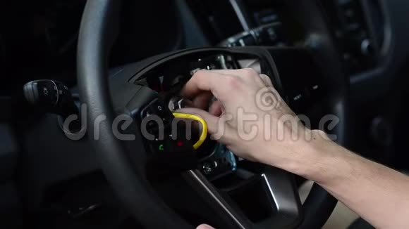 人在汽车上修理皮革方向盘视频的预览图